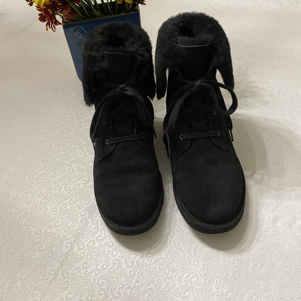 Women’s UGG Weylyn Bootie in Blavk Size 9